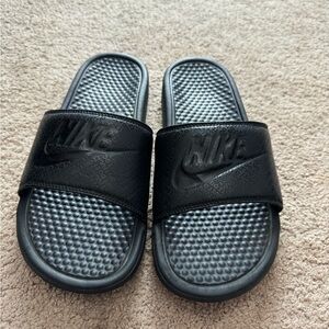 Size women’s 10 Nike slides black! Amazing condition!